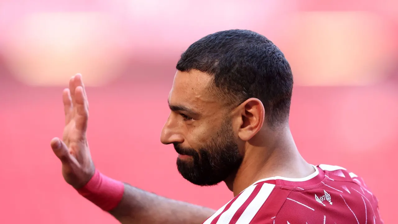 عملاق سعودي يحاول إقناع محمد صلاح.. فهل يستجيب النجم المصري؟